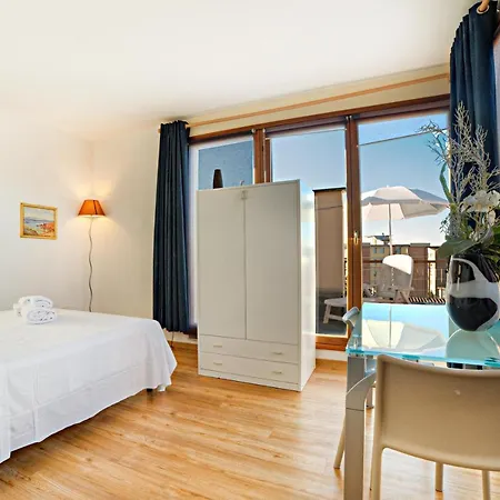 Attic Luna Blu Daire